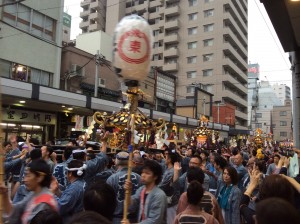千束通りでの神輿の渡御。これ浅草寺近隣でみたらすごい数だろうなぁ